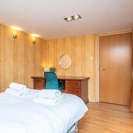 Charming 2-bedroom Flat In The Heart Of - Pass The Keys Appartement *