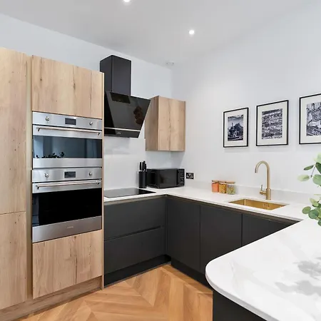 Stylish City-centre Two-bedroom Edinburgh