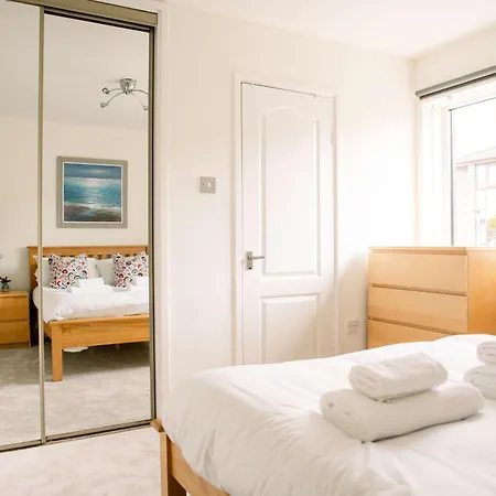 Homely 3 Bed With Private Parking Off Leith Walk *