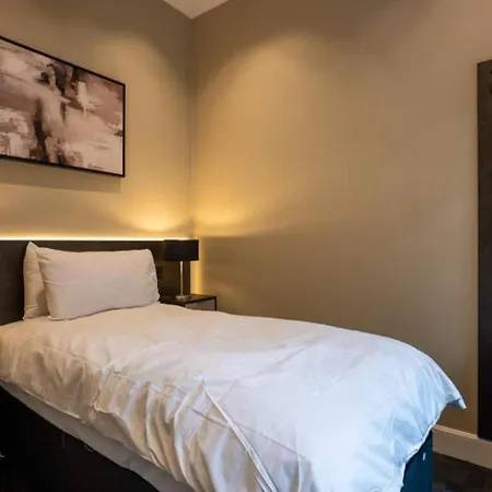 Sophisticated Urban Living Sleek 4-bedroom Appartement