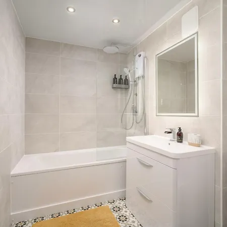 Eyre Crescent 3 Bedroom - New Town, *