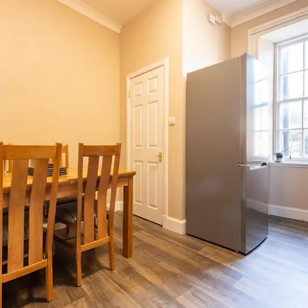 Incredibly Located 3bdr Flat In Edinburgh