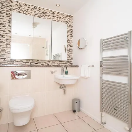 Charming 2-bedroom Flat In The Heart Of - Pass The Keys