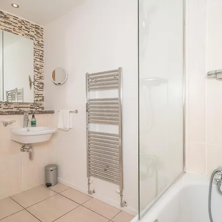 Apartman Charming 2-bedroom Flat In The Heart Of - Pass The Keys