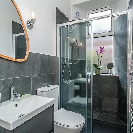 Leith Escape - Stylish 2br - Pass The Keys * Edinburgh