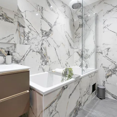 Stylish City-centre Two-bedroom *