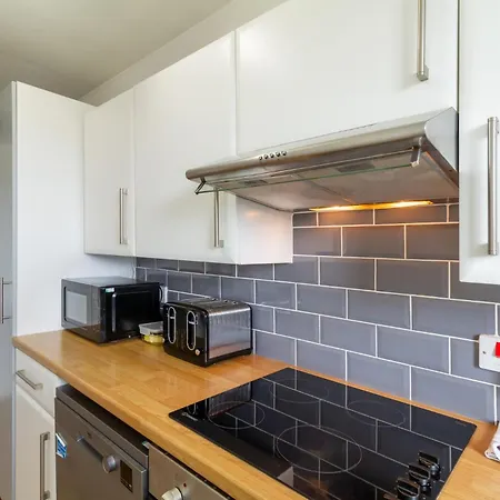 Lovely 2bdr Located Near Centre