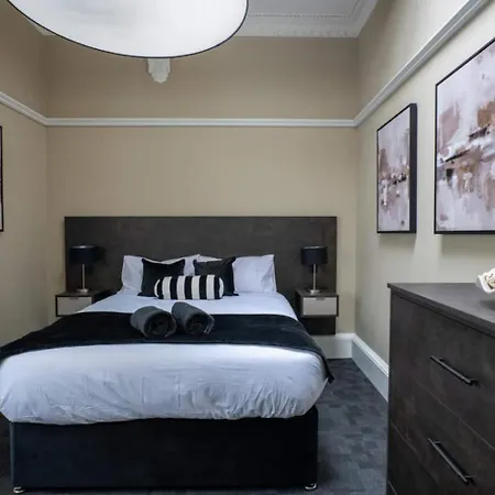 Sophisticated Urban Living Sleek 4-bedroom