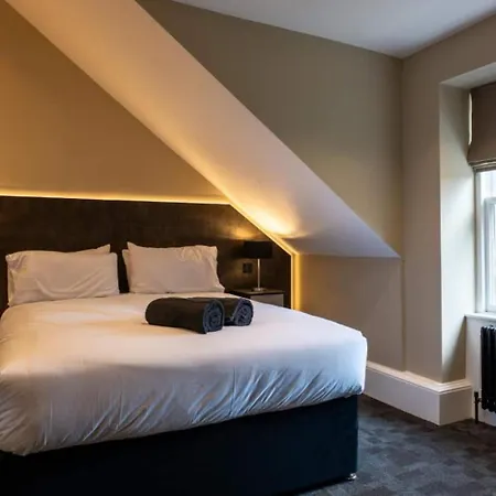 Sophisticated Urban Living Sleek 4-bedroom Appartement