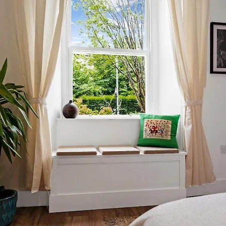 Stylish 2-bed Эдинбург