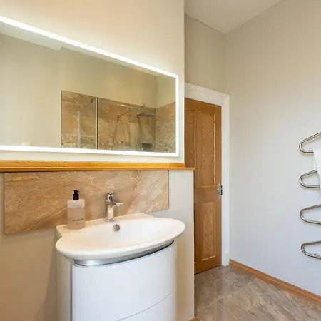 Incredibly Located 3bdr Flat In * Edinburgh