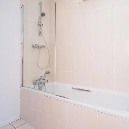 Charming 2-bedroom Flat In The Heart Of - Pass The Keys Appartement