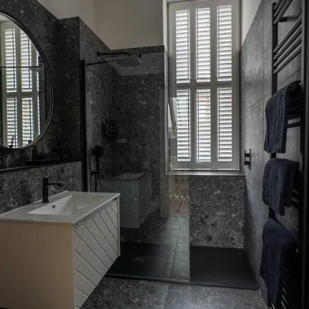 Sophisticated Urban Living Sleek 4-bedroom Appartement Edinburgh