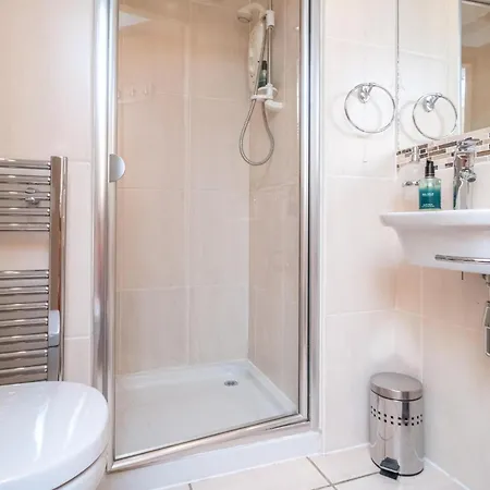Charming 2-bedroom Flat In The Heart Of - Pass The Keys Edinburgh
