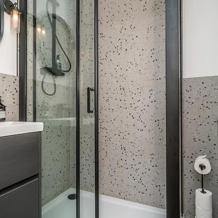 Leith Escape - Stylish 2br - Pass The Keys Edinburgh