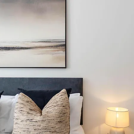 Stylish City-centre Two-bedroom Appartement *