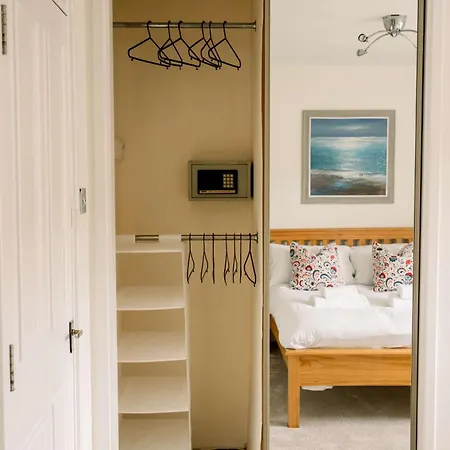 Апартаменты Homely 3 Bed With Private Parking Off Leith Walk Эдинбург