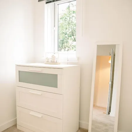 Апартаменты Homely 3 Bed With Private Parking Off Leith Walk *
