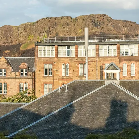Apartman Charming 2-bedroom Flat In The Heart Of - Pass The Keys *