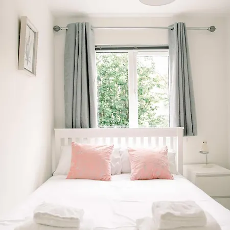 Homely 3 Bed With Private Parking Off Leith Walk