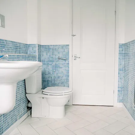 Homely 3 Bed With Private Parking Off Leith Walk