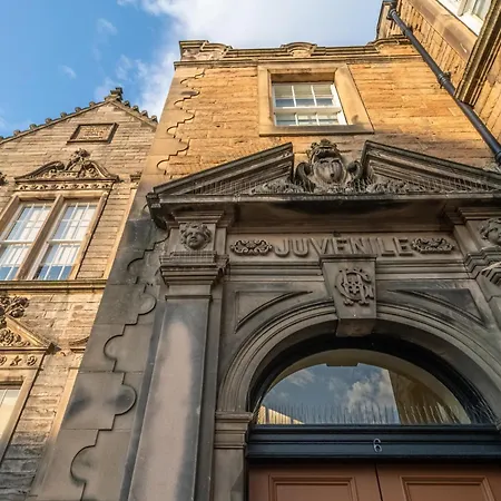 Charming 2-bedroom Flat In The Heart Of - Pass The Keys *
