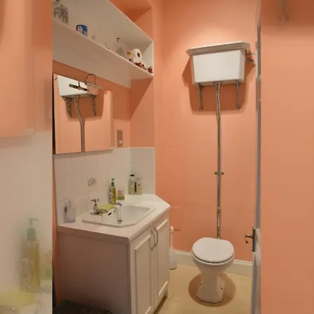 Traditional Georgian Flat In New Town Apartment *