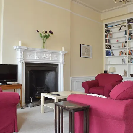 Traditional Georgian Flat In New Town *