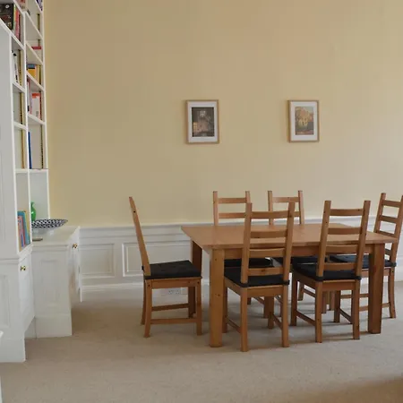 Traditional Georgian Flat In New Town Lägenhet *