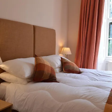 Traditional Georgian Flat In New Town Apartment *