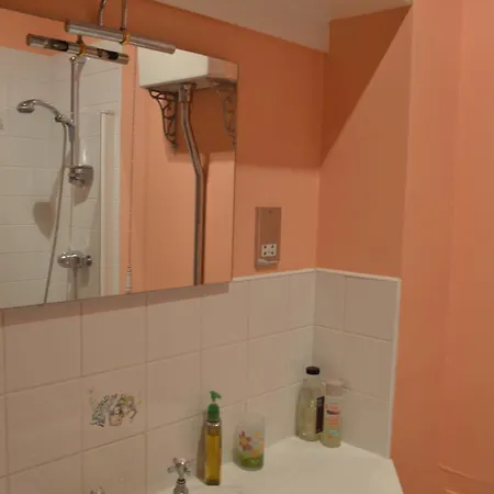 Traditional Georgian Flat In New Town Lägenhet *