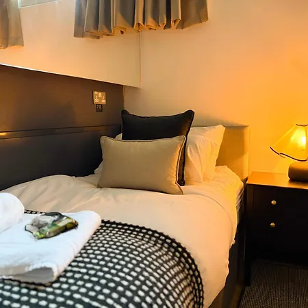 Code - The Court, Hostal *