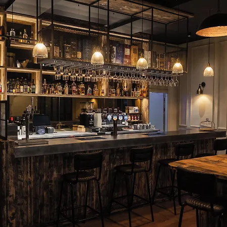 Code - The Court, Hostal