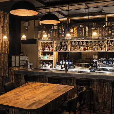 Code - The Court, Hostal