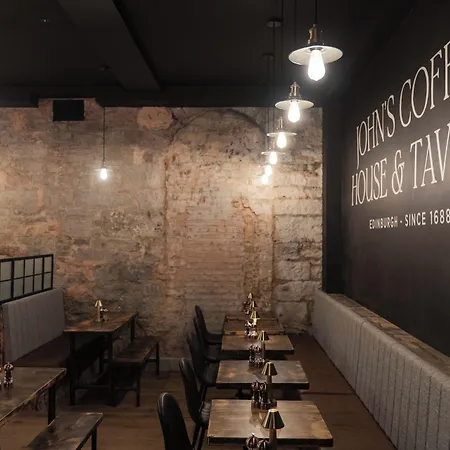 Hostal Code - The Court,