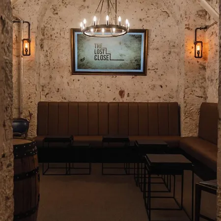 Code - The Court, Hostal