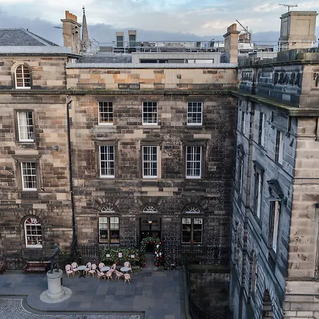 Code - The Court, Hostal Edimburgo