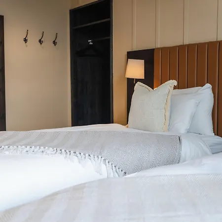 Code - The Court, Hostal