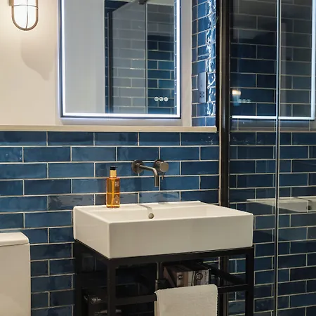 Code - The Court, Hostal Edimburgo