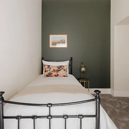 Thistle Royal Garden 4*