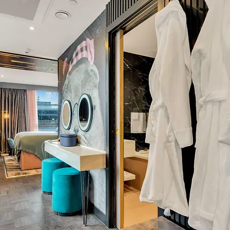 Roomzzz Aparthotel