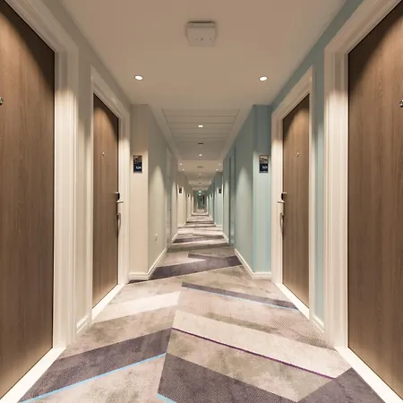 Hotel Hampton By Hilton West End 3*