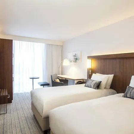 Courtyard By Marriott West Hotel