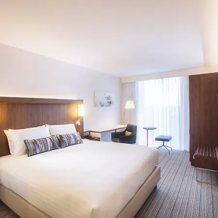 Courtyard By Marriott West Hotel