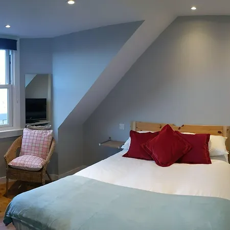 Falcon Crest 3* Edinburgh