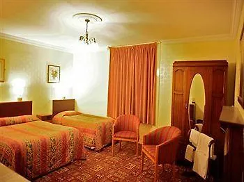 Pensión Averon 3*