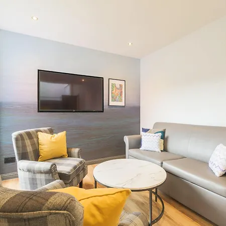 Apartahotel Holyrood 4*