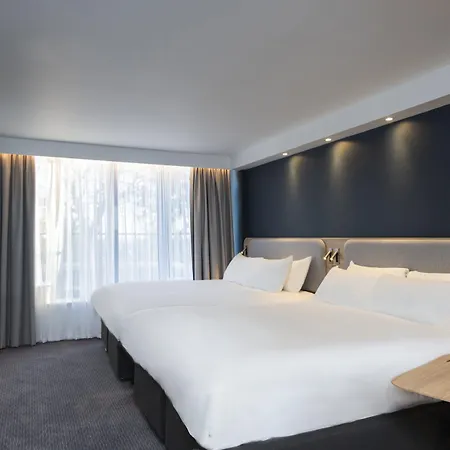 Express West By Ihg Hotel 3*