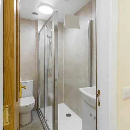 Brilliantly Located 2bd Flat Heart Of Edinburgh!