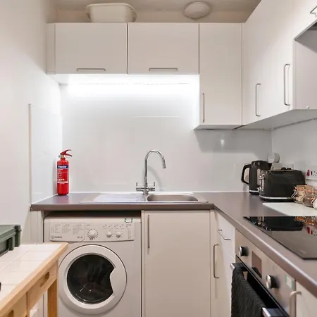 Apartment In Excellent Centre Location *